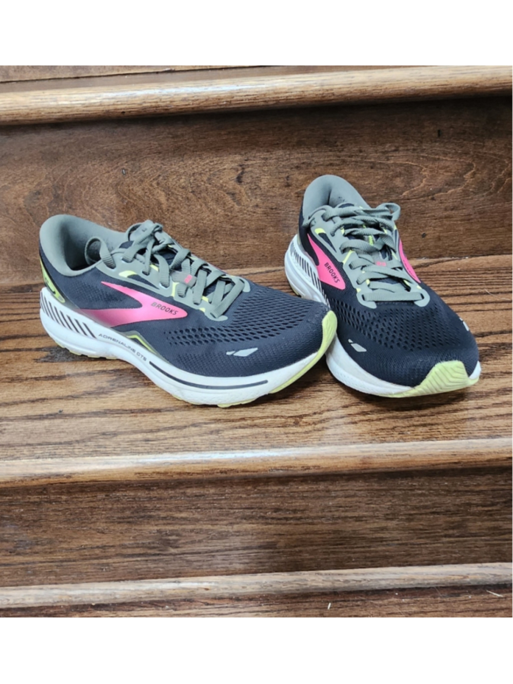 Brooks Adrenaline GTS 23 Sneakers size 8
